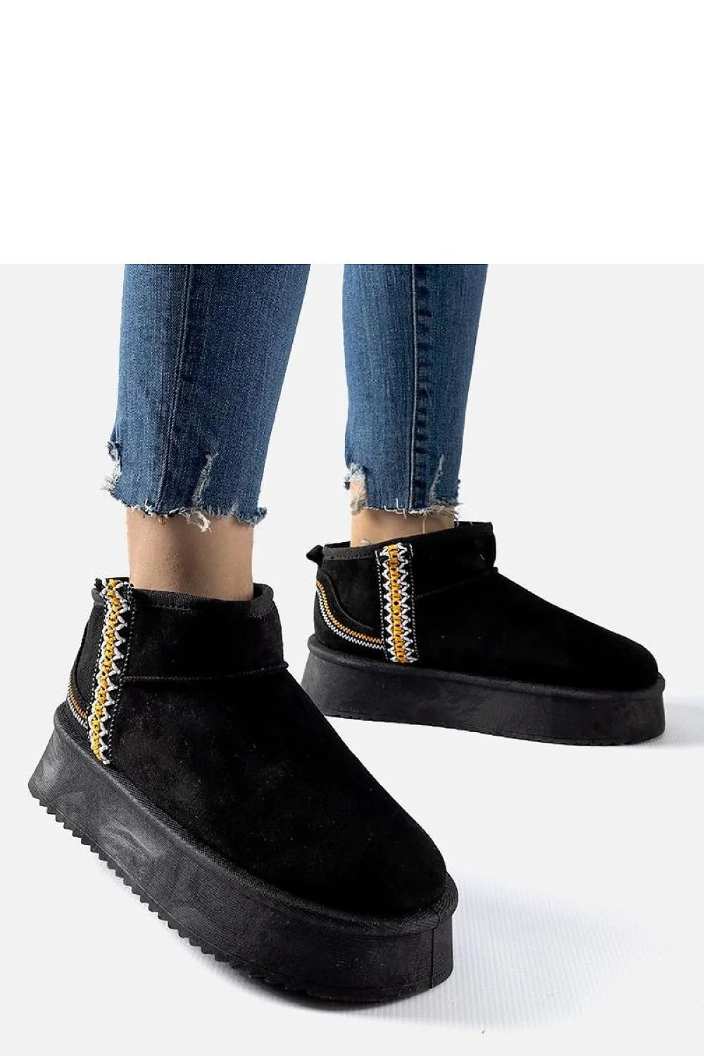 Bottes de neige pour femmes style urbain moderne couleur noire matériau synthétique durable talon moyen tige haute orteil rond construction isolée semelle caoutchouc épaisse détails couture contrastée