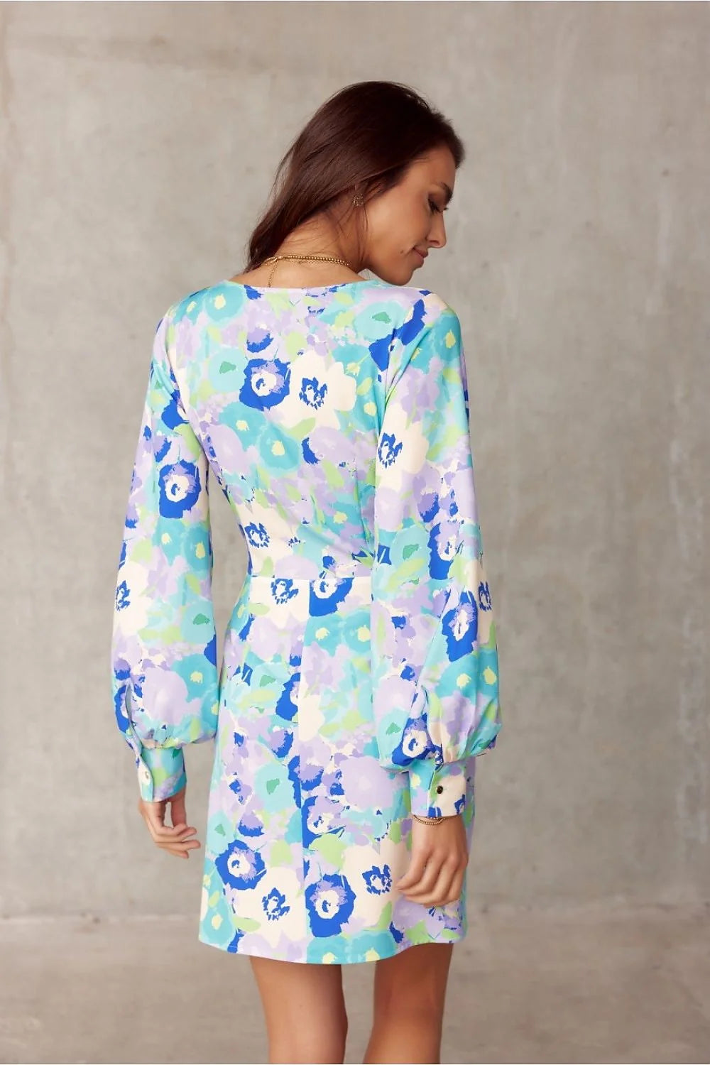 Robe cocktail Roco Fashion design chic moderne motifs floraux rose vif manches longues puffed col V plongeant