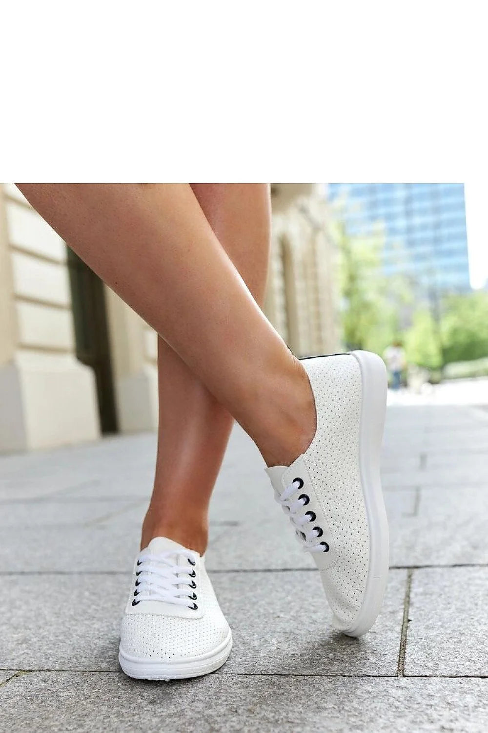 Baskets femme blanc ajouré cuir synthétique semelle caoutchouc confort style sportif modern design élégant basses lacing métallique
