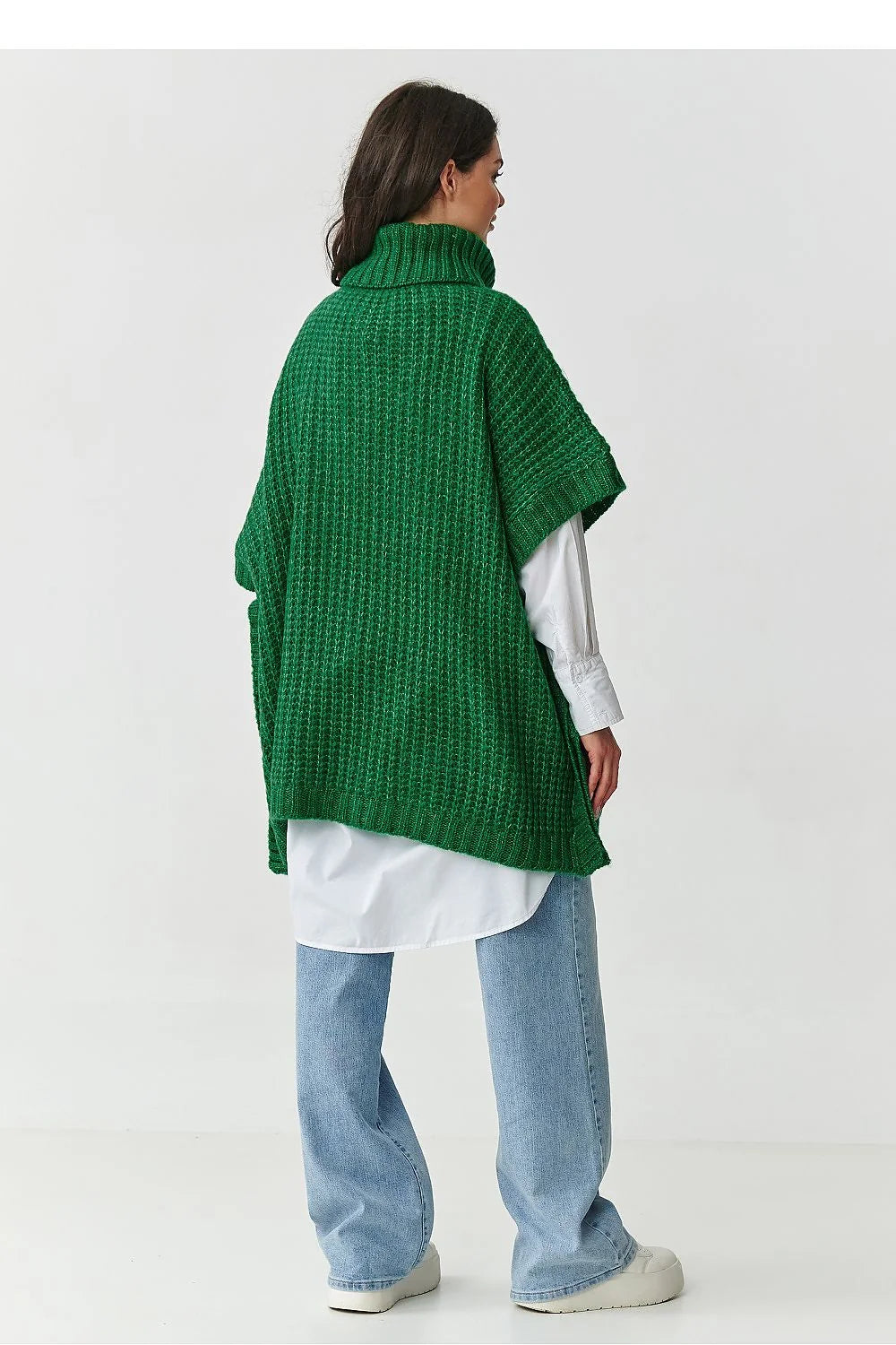 poncho femme col roulé oversize manches courtes cape ouverture latérale poches plaquées maille épaisse texture côtelée généreuse longueur hanches émeraude