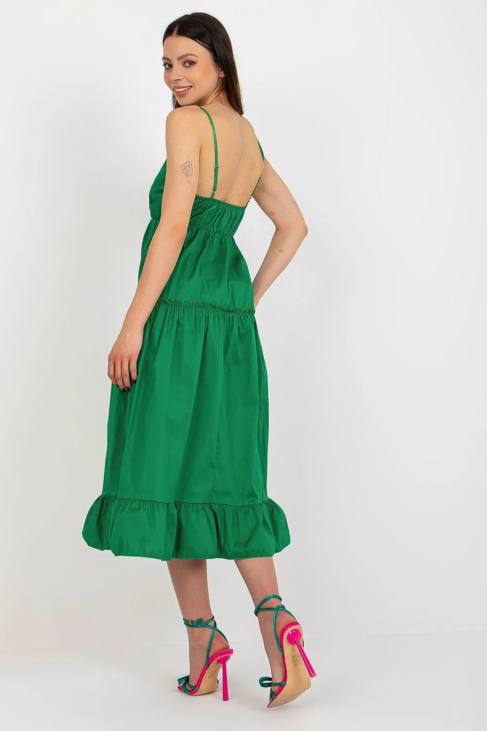 Robe d'été Och Bella à bretelles ajustables encolure enveloppe volants verts vifs coton élasthanne occasion été fêtes décontracté chic