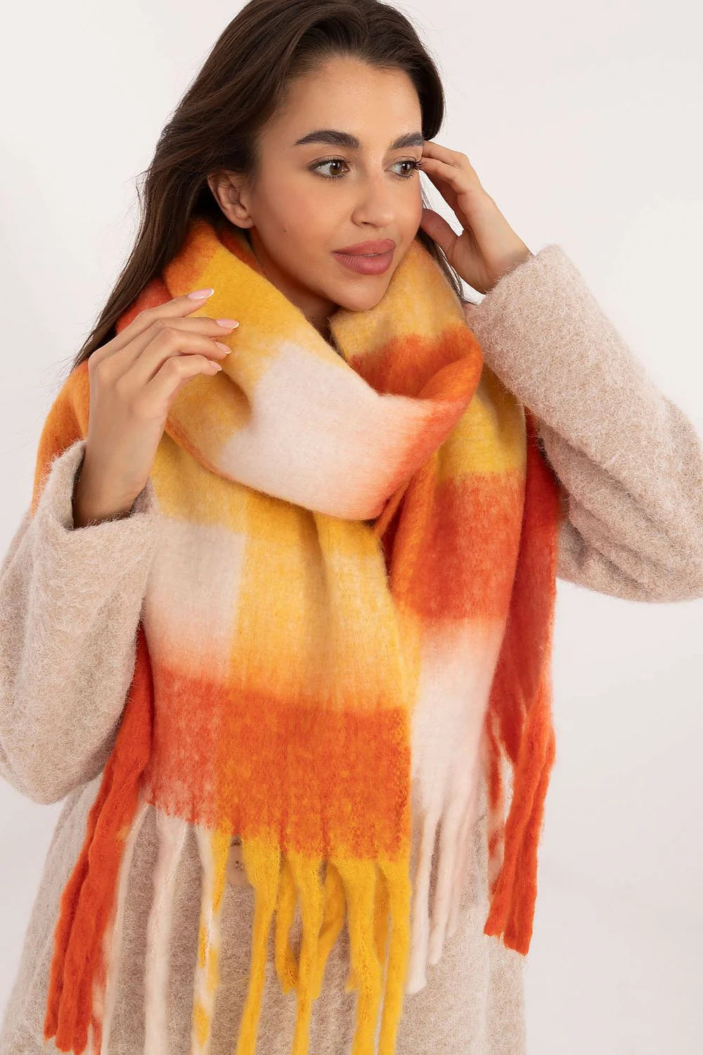 écharpe moderne femme laine douce oversize plaid carreaux dégradés orange jaune blanc rouge foncé franges longues moelleuse chaude