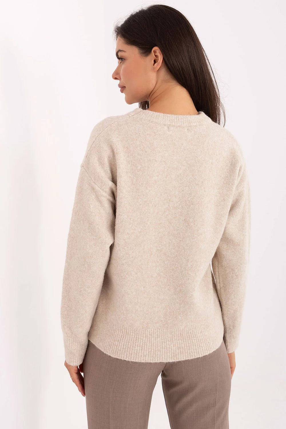 pull femme maille douce beige sable col rond coupe ample manches longues finitions côtelées ourson brodé poitrine casual chic layering