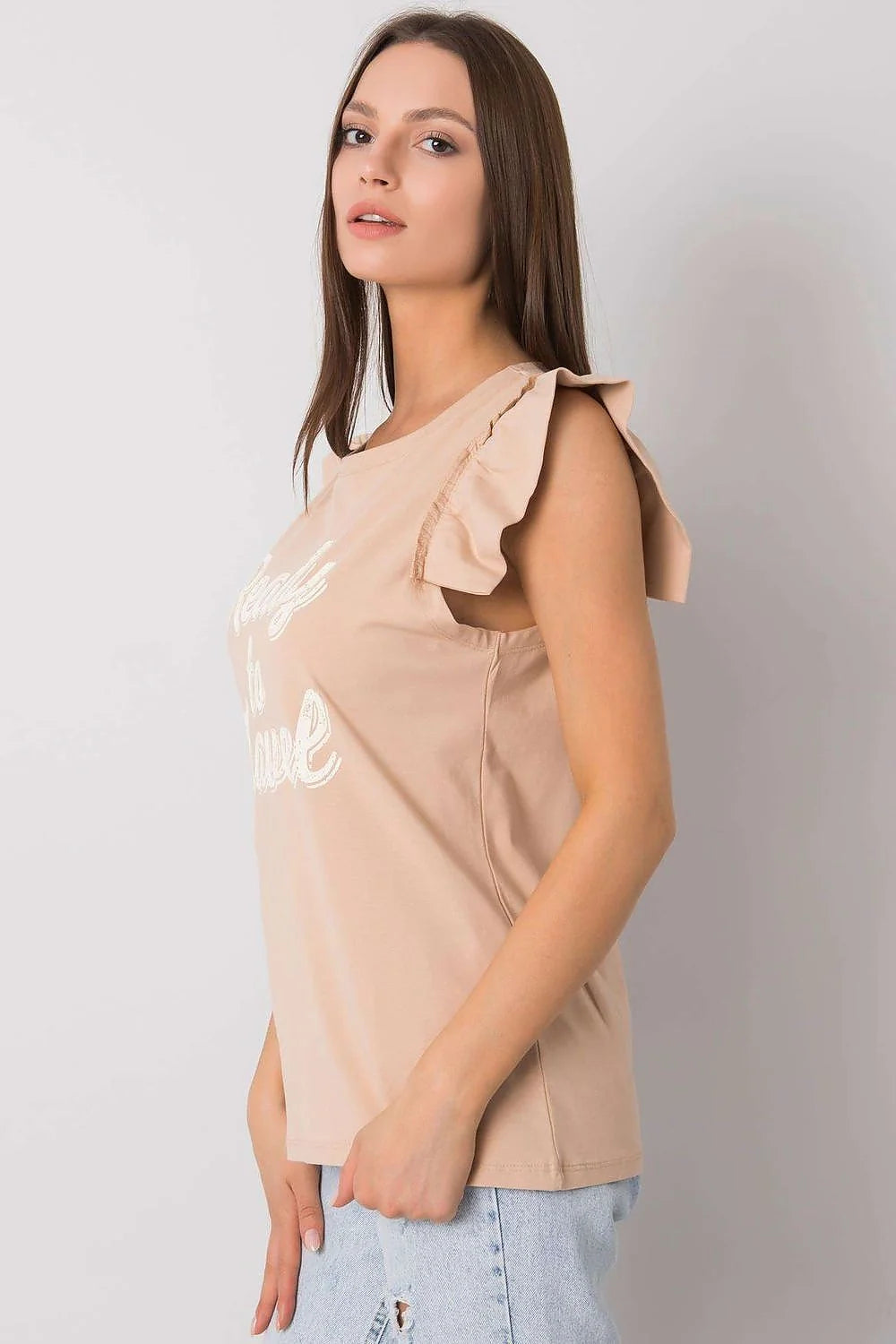 Top mode femme sans manches en coton graphique Ready to Travel ruffle neckline pastel yellow casual chic