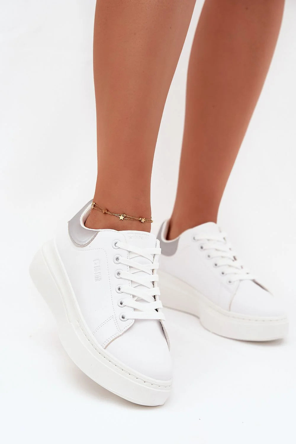 sneakers femme BigStar cuir écologique plateforme 4cm semelle intérieure mousse confortable épaisse blanche bout rond empiècement argenté lacets