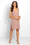 Chemise de nuit femme style nuisette en V bretelles fines fente latérale polyester 100 % couleur rose pâle taille ajustable pour soirée détente