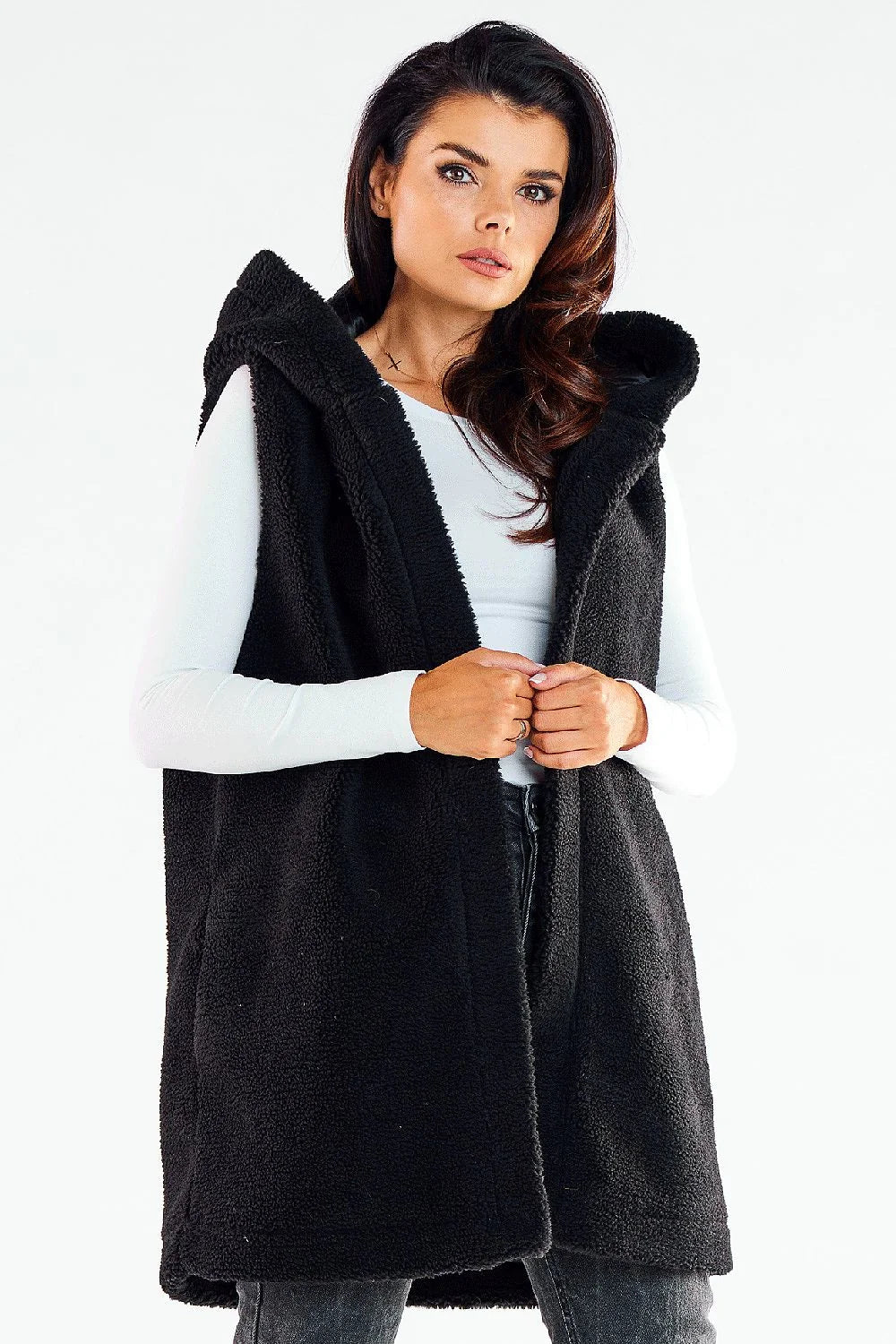 Gilet sans manches pour femmes en fausse fourrure noire moderne et décontracté, coupe longue et droite, doublé, polyester 100 %, fabriqué en Pologne