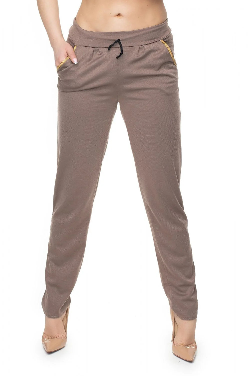 pantalon sportif femme taupe passepoil doré cordon noir taille élastique poches latérales jersey extensible cheville coupe droite