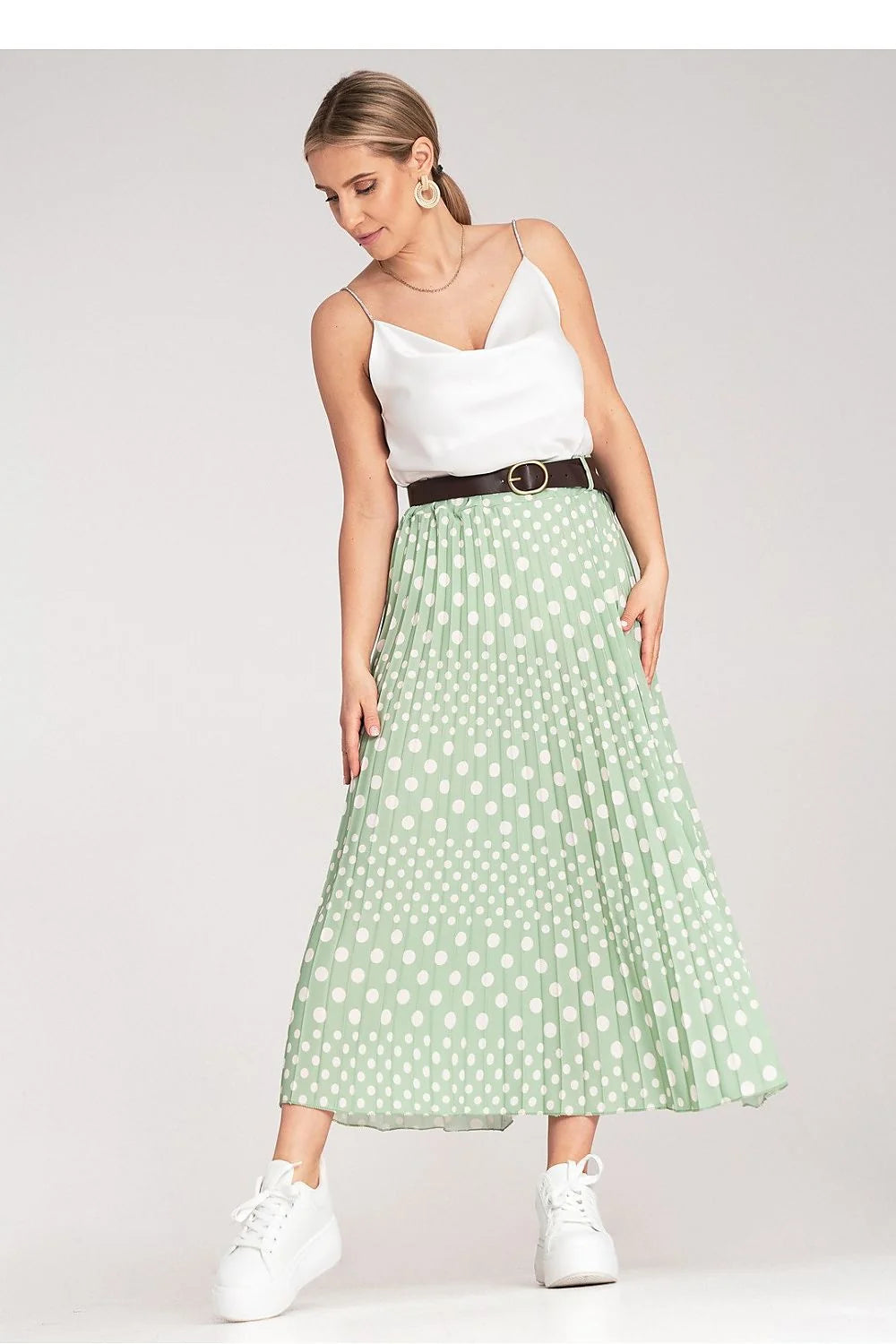 Jupe midi plissée motif pois blancs taille haute ceinture marron haut simple col V bretelles fines ensemble mode féminin