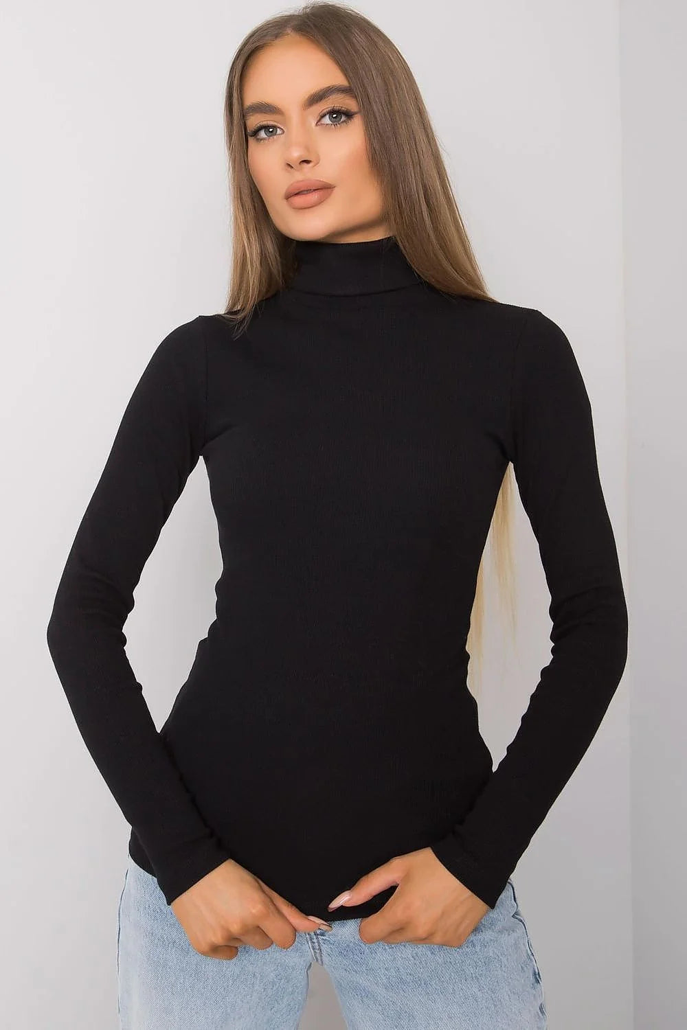 Haut à col roulé élégant pour femme en maille fine, couleur rouge audacieuse, coupe ajustée, manches longues, fabrication de qualité, idéal pour tenues sophistiquées