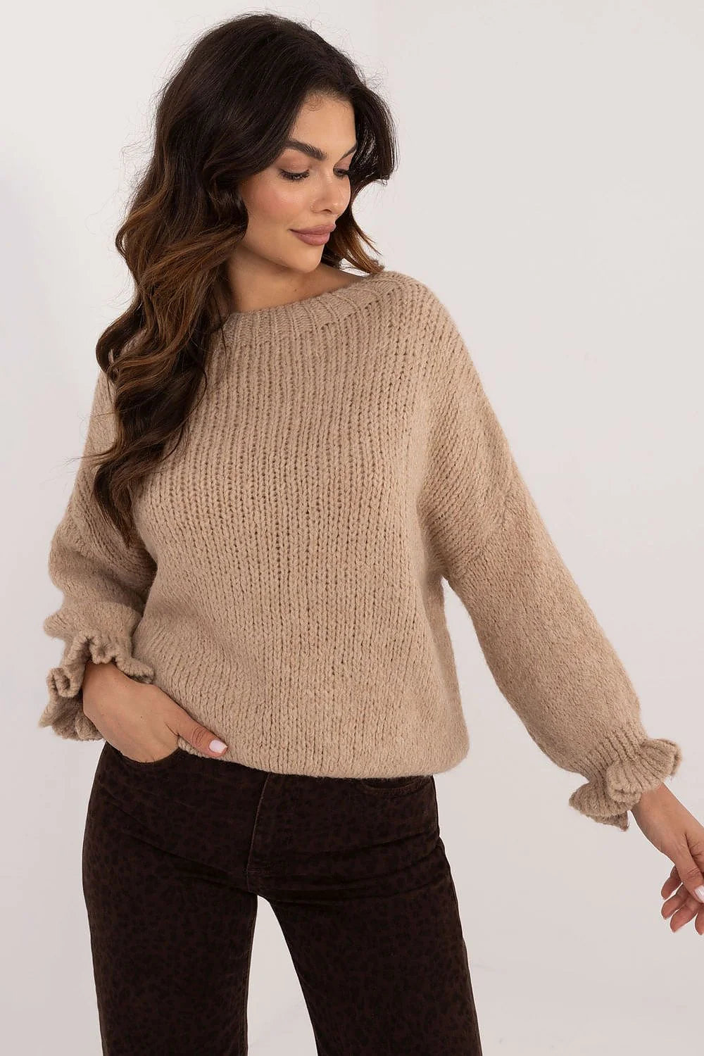 pull femme oversize beige camel grosse maille duveteuse col rond coupe ample longueur hanche manches longues ballon poignets froncés volantés