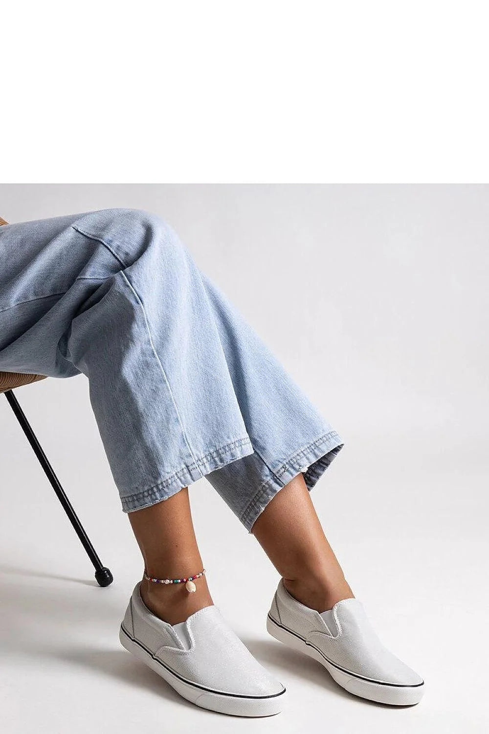 Baskets femme style slip-on toile blanche semelle caoutchouc blanc design épuré confort maximal décontracté été 2023