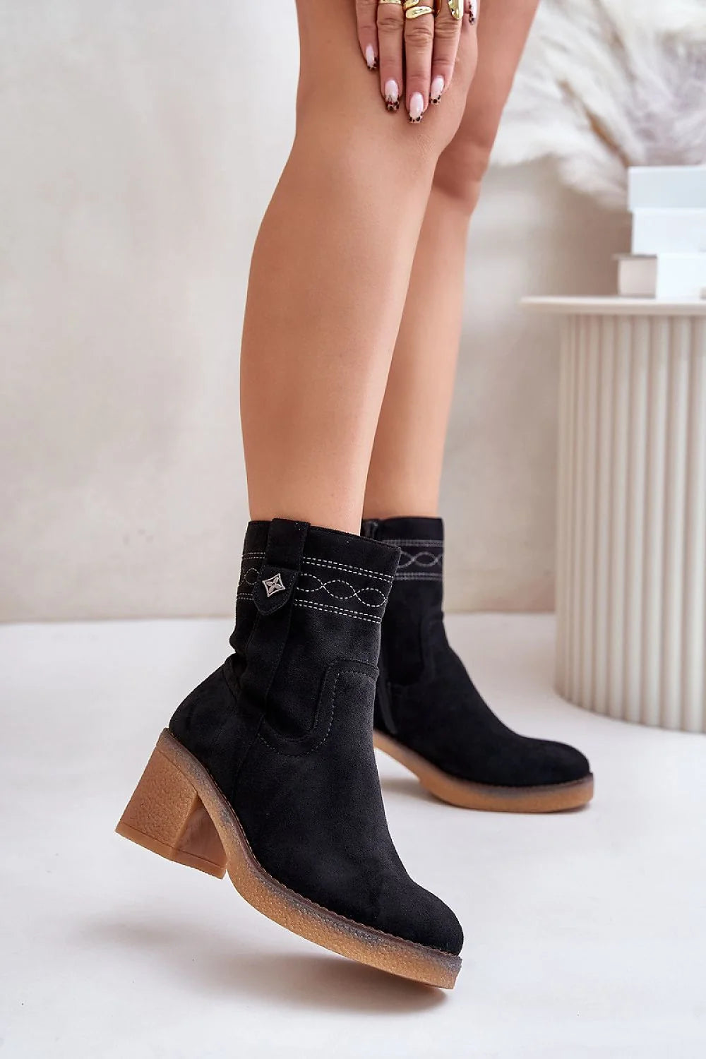 Bottes classiques pour femmes en suédine écologique talon cubain style casual chic automne hiver 2023