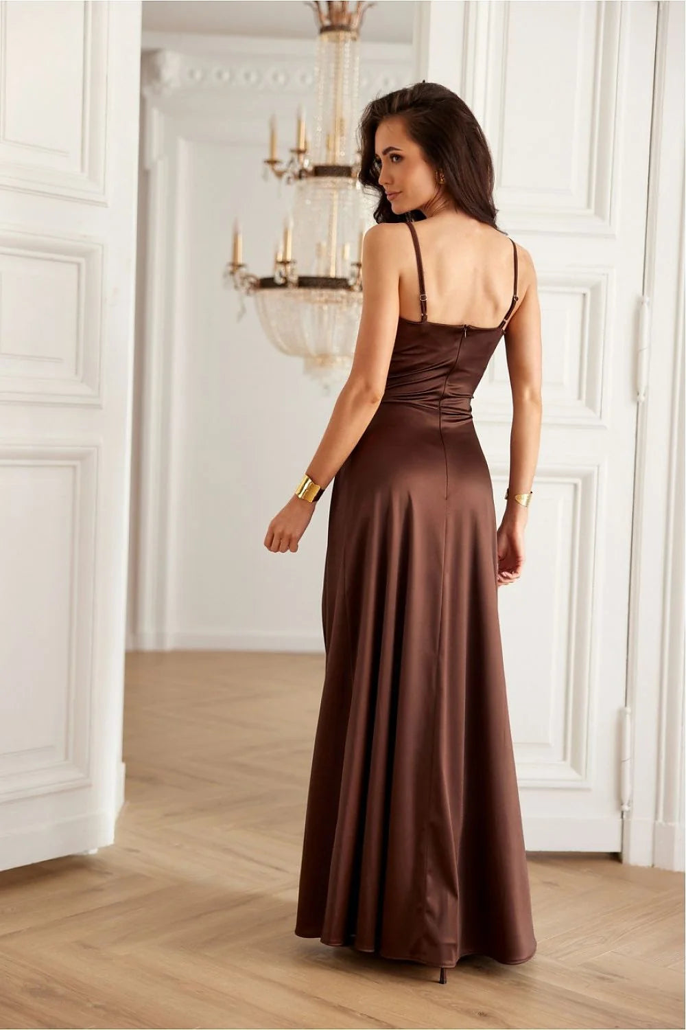 Robe longue élégante en satin marron profond, décolleté en V, bretelles fines, taille ajustée, fente haute, occasion formelle, robe de soirée, robe de gala, robe de mariée