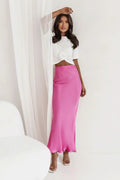 Jupe longue IVON en viscose rose satinée avec ceinture élastique, style ajusté et évasé, idéale pour soirées estivales ou occasions semi-formelles