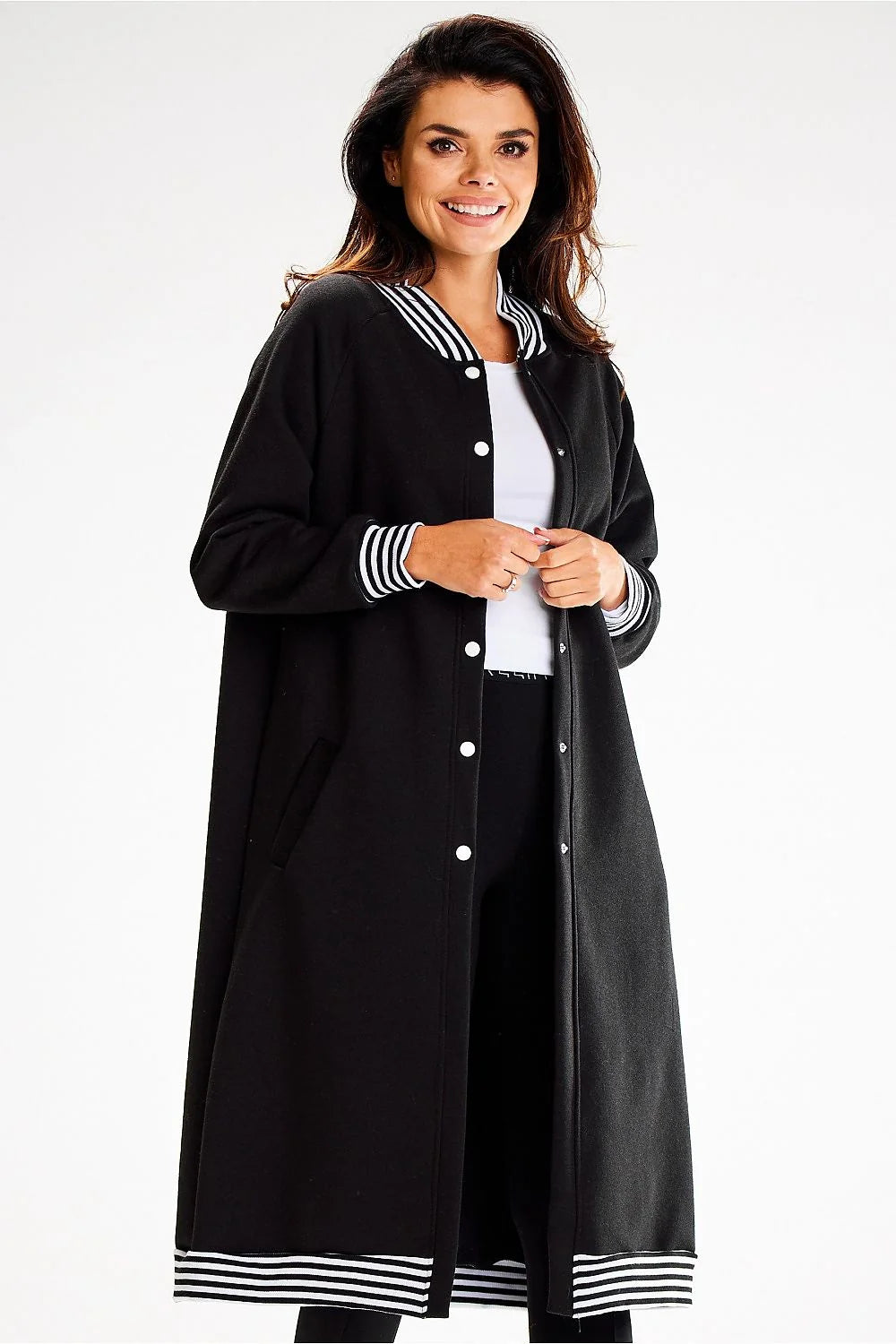 Manteau long pour femme style universitaire rayures blanches et noires coton élasthanne poches latérales boutons pression versatile décontracté moderne hiver urbain