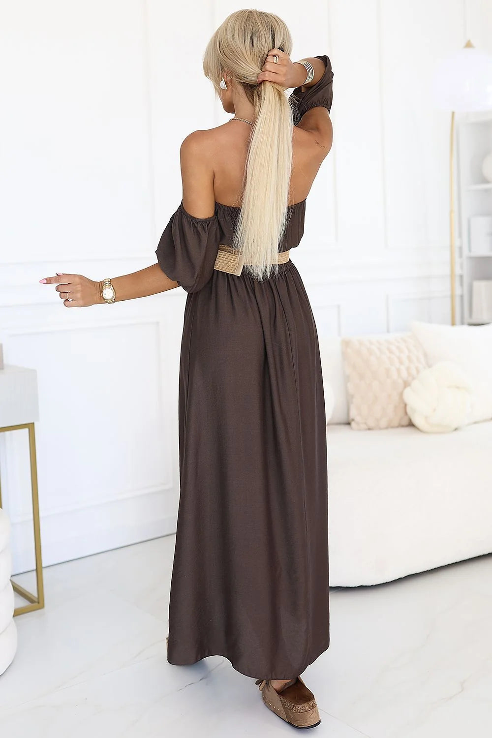 Robe de jour bohème élégante sans manches épaules nues ceinture tressée tissu respirant coloris chocolat femme
