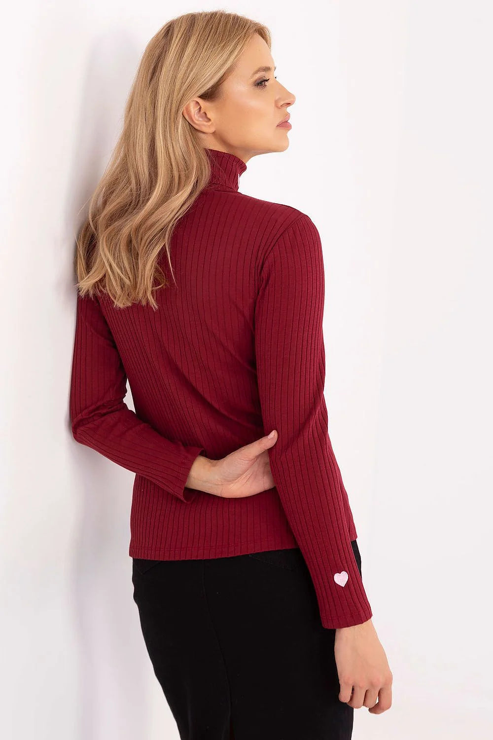 ensemble féminin haut col roulé côtelé bordeaux manches longues maille extensible jupe droite taille haute noire boutons métalliques cœurs brodés