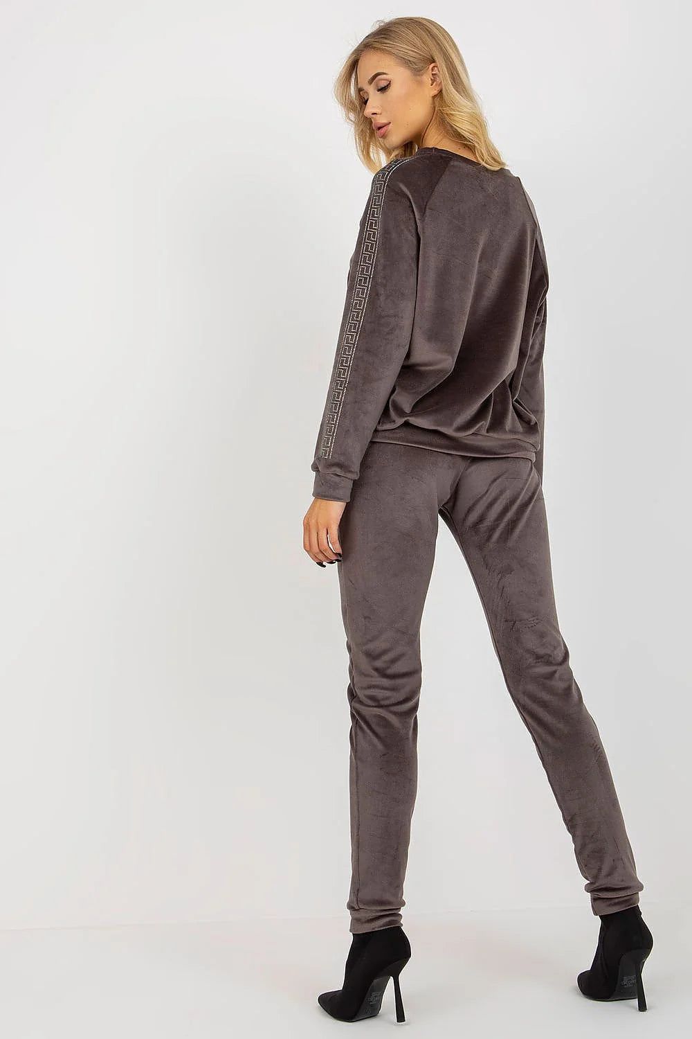 Ensemble velours femme élégant confortable pull pantalon long taupe gris matériau luxueux détails sophistiqués