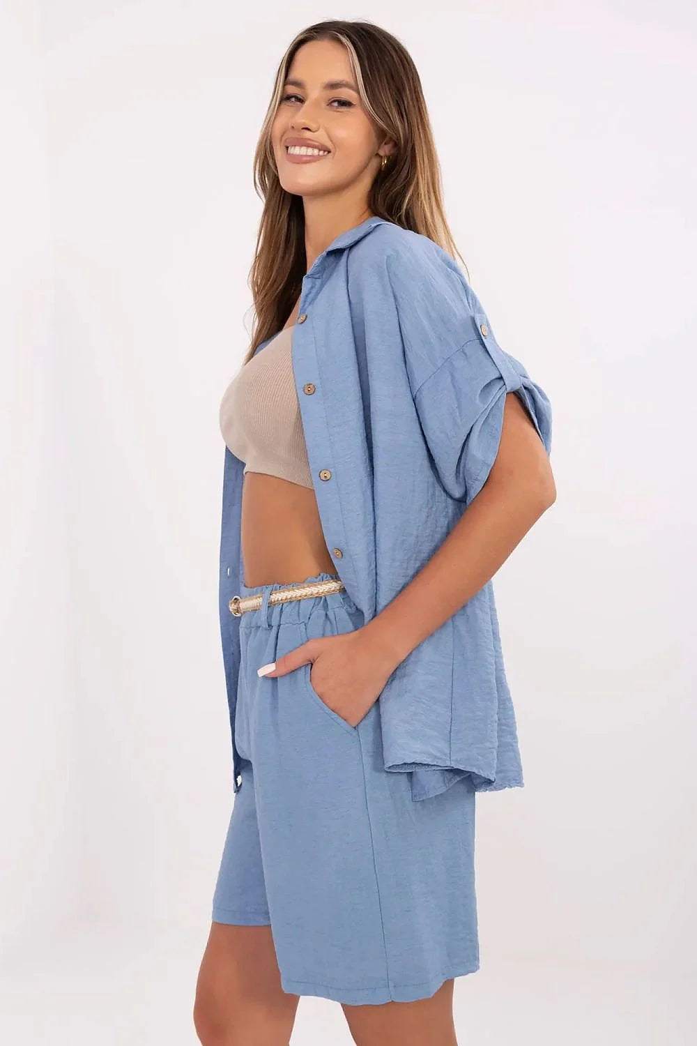Tenue estivale chemise short ceinture style bohème femme couleur bleu ciel matière lin coton