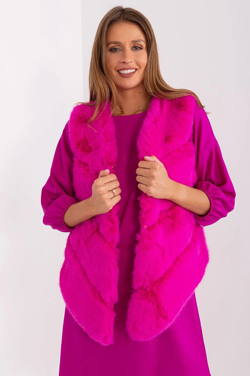 Veste sans manches en fausse fourrure rose fuchsia pour femme, style audacieux, coupe ample, doublure intérieure, finitions soignées, polyvalence mode