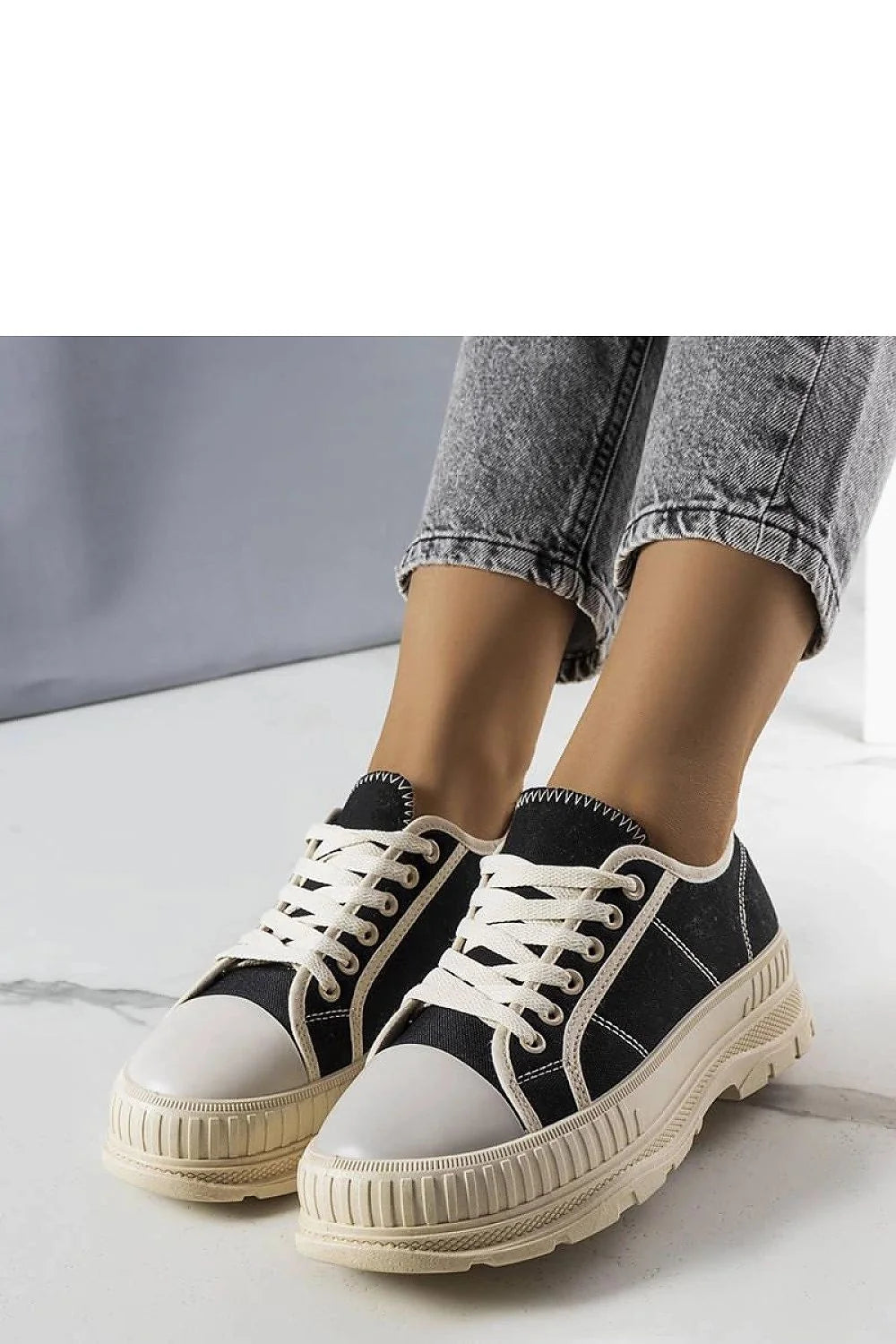Baskets mode urbaine pour femmes, confort et style, plateforme écrue et tige noire, cuir et textile, occasion quotidienne et nocturne