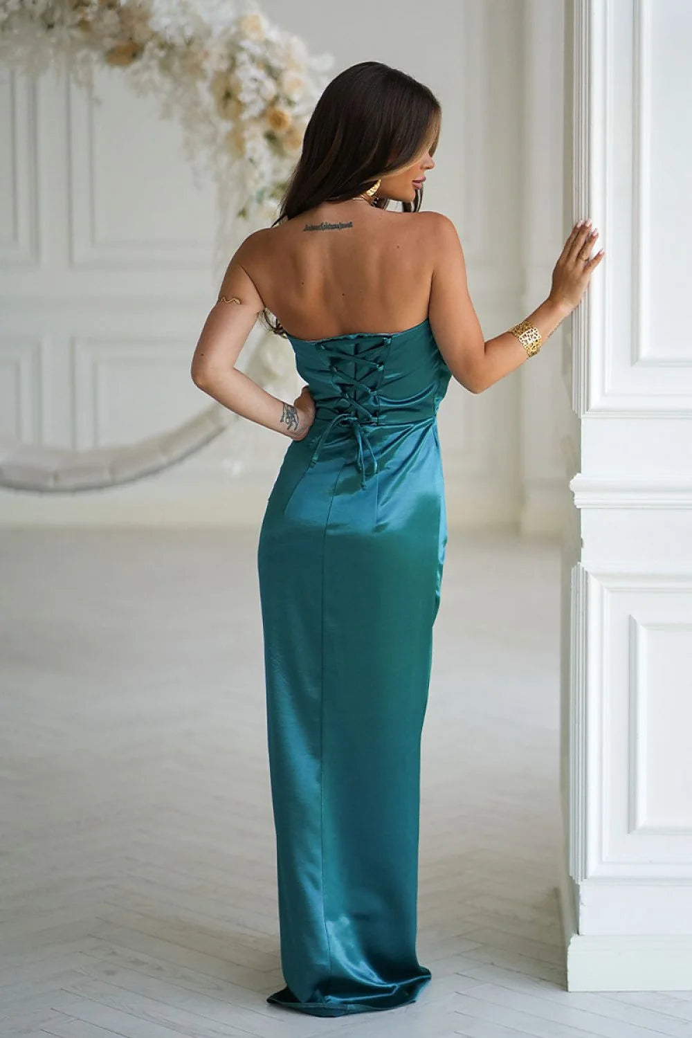 robe longue satin brillant bustier sans bretelles corsage rose drapée coupe ajustée cintrée fente haute émeraude soirée élégante