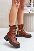 Bottes pour femmes design robuste contemporain style militaire chic cuir marron人工 doublure fermeture éclair latérale lacets surpiqûres contrastées semelle caoutchouc épaisse crantée talon bas coupe montante occasions quotidiennes et variées