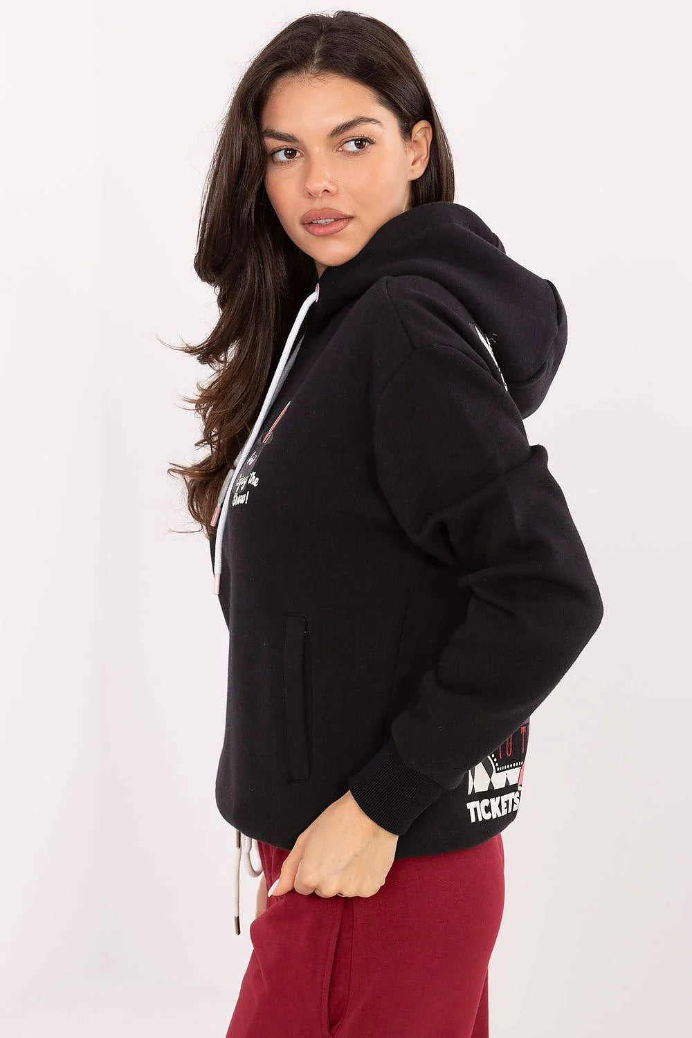 sweatshirt femme noir molletonné court décontracté capuche ajustable cordons blancs embouts roses manches longues poignets côtelés poches latérales lapin brodé