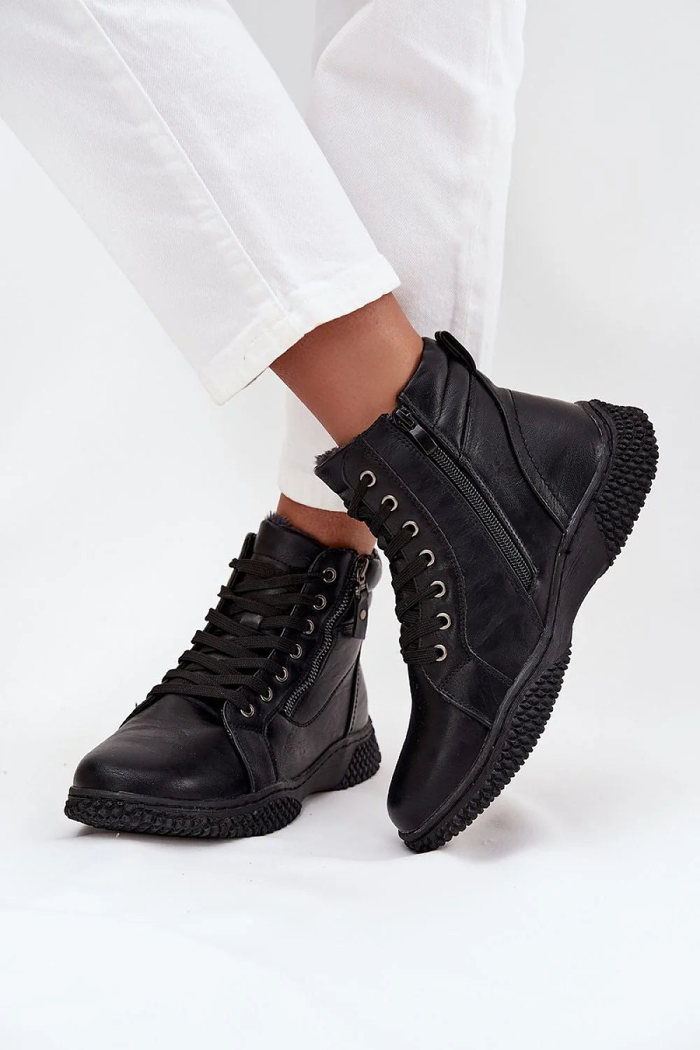 bottines montantes femme simili cuir noir bout rond laçage œillets fermeture éclair latérale doublure fourrure synthétique semelle crantée