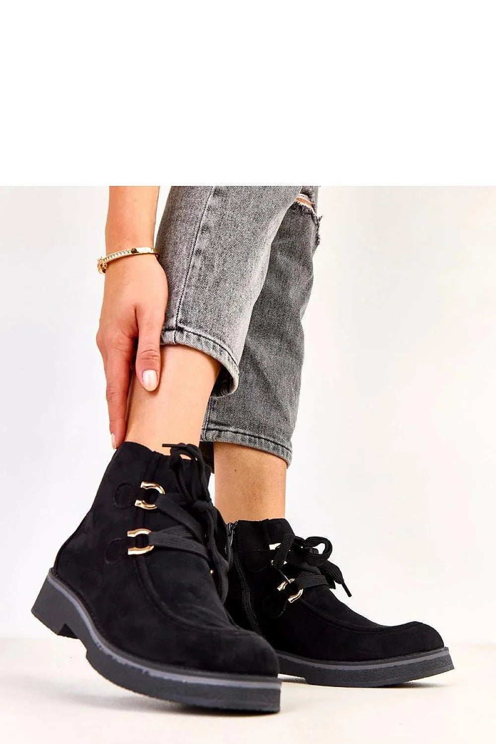 bottines femme cheville suède noir bout rond couture mocassin fermeture éclair latérale semelle plateforme crantée talon bloc bas