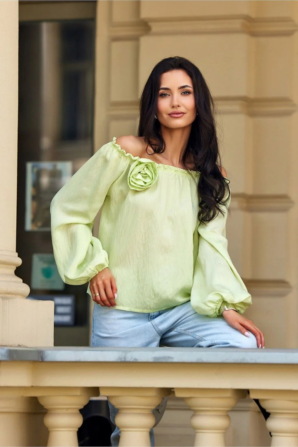 chemisier femme Bardot vert pistache satiné léger fluide nylon rayon manches longues ballon poignets élastiqués encolure élastique fleur appliquée