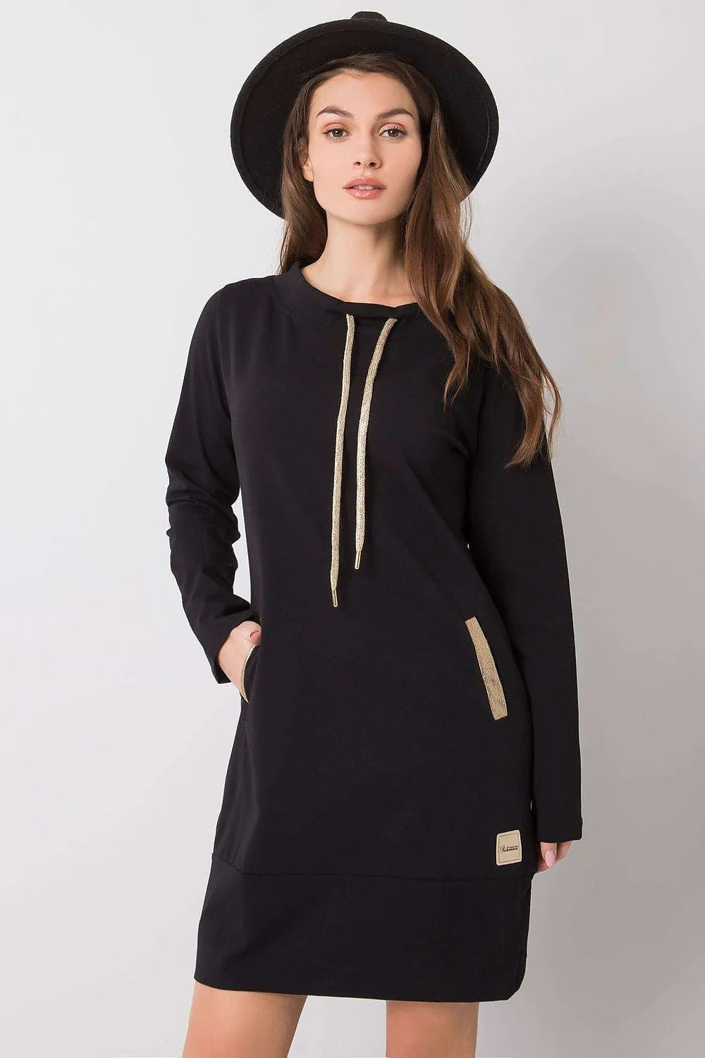 Robe blanche coton élasthanne élégante moderne manches longues détails dorés coupe droite décontractée casual