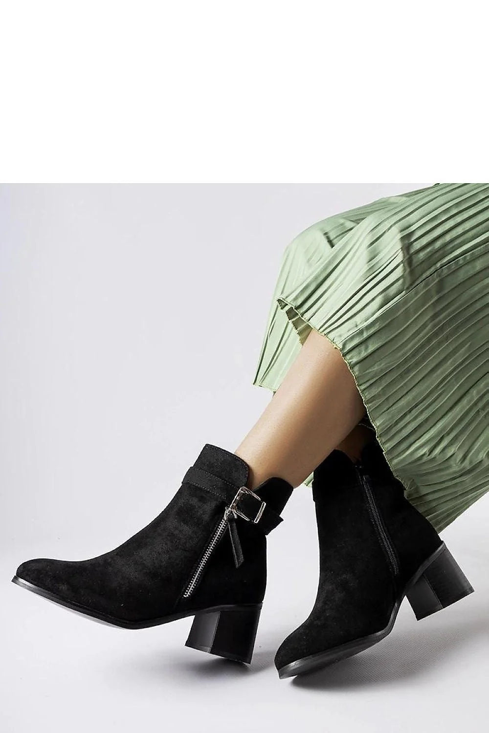 Bottines Chelsea daim noir style contemporain talon épais bloc zip latéral coupe ajustée femme