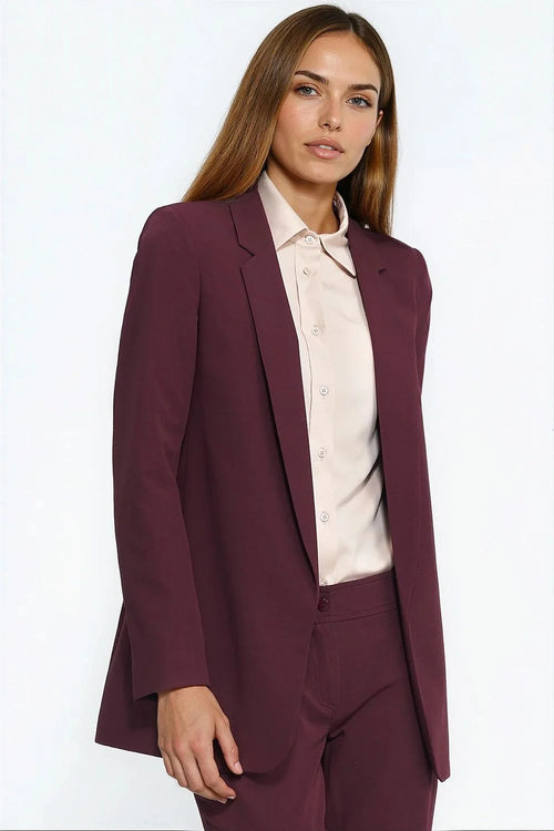 tailleur femme blazer long bordeaux profond col cranté épaules structurées coupe droite tissu uni lisse pantalon assorti chemisier beige satinée