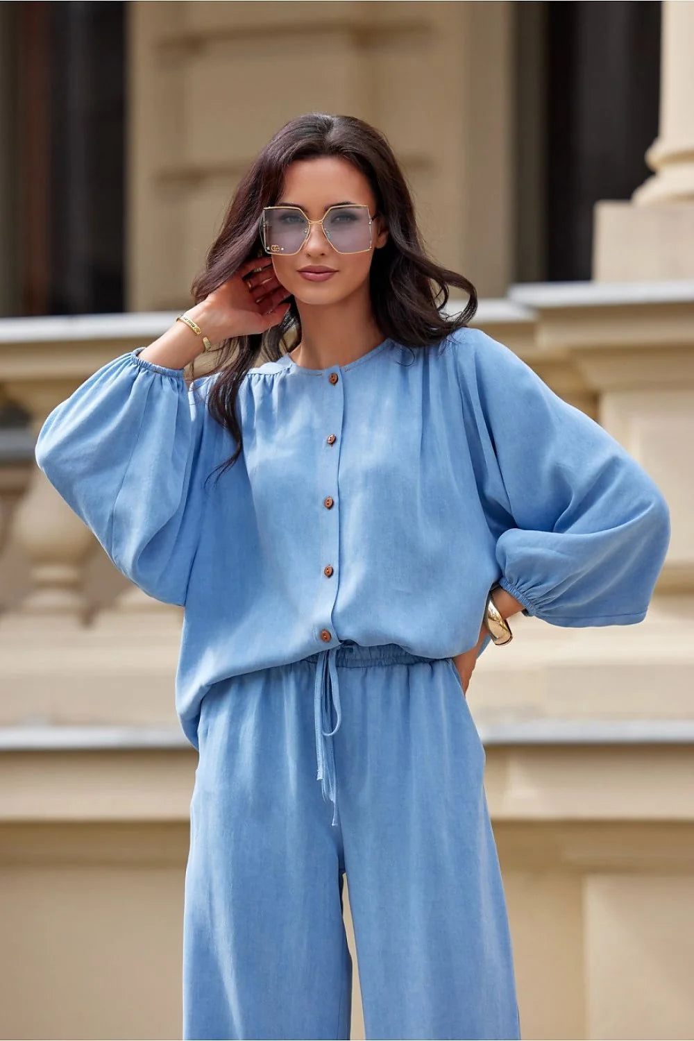 Chemise manche longue Roco Fashion loose fit style moderne tissu léger bleu ciel boutons en bois Tencel femme