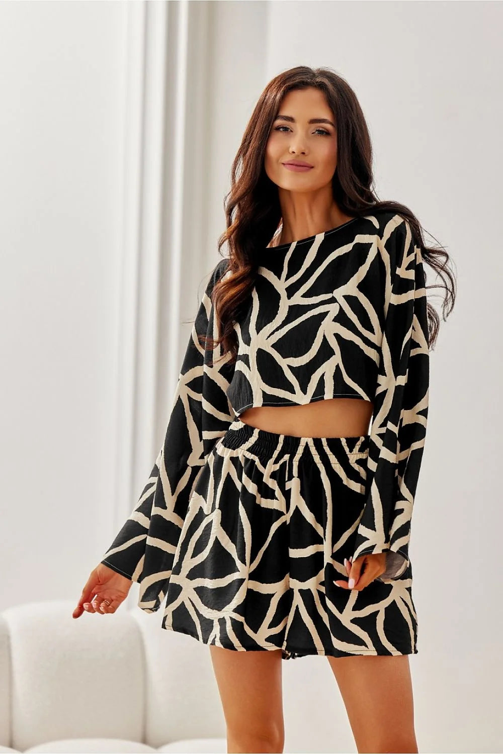 Ensemble audacieux mode femme motif abstrait noir blanc tissu léger coupe ample manches longues évasées short taille élastiquée été