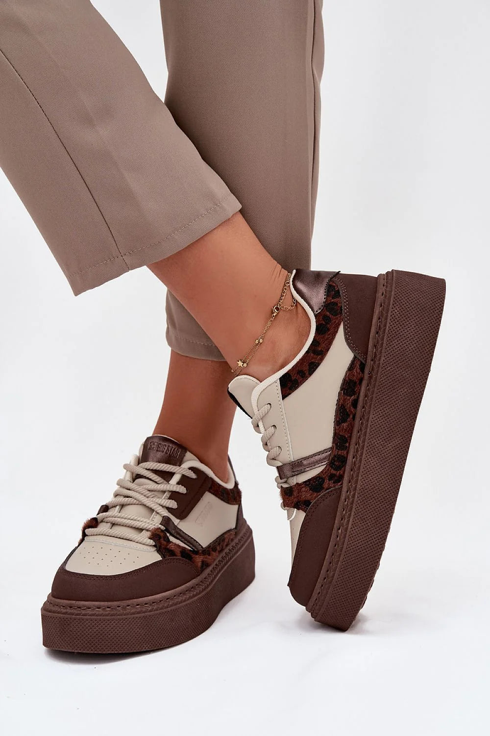 sneakers femme compensées beige marron plateforme semelle épaisse motif léopard cuir synthétique textile perforé laçage assorti col rembourré