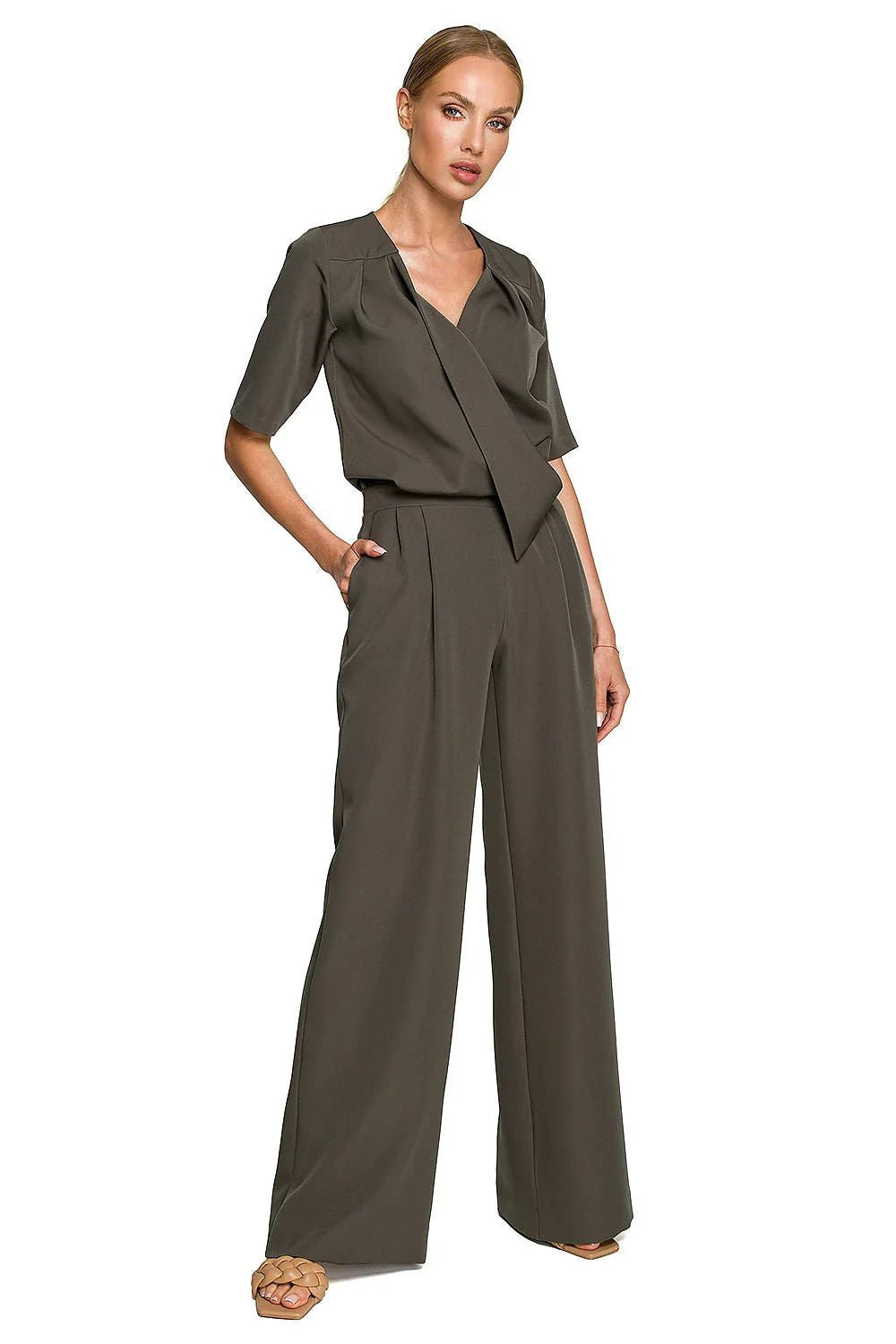 Combinaison moderne vert vif crêpe fluide manches courtes décolleté V lanière décorative pantalon palazzo plis poches latérales style