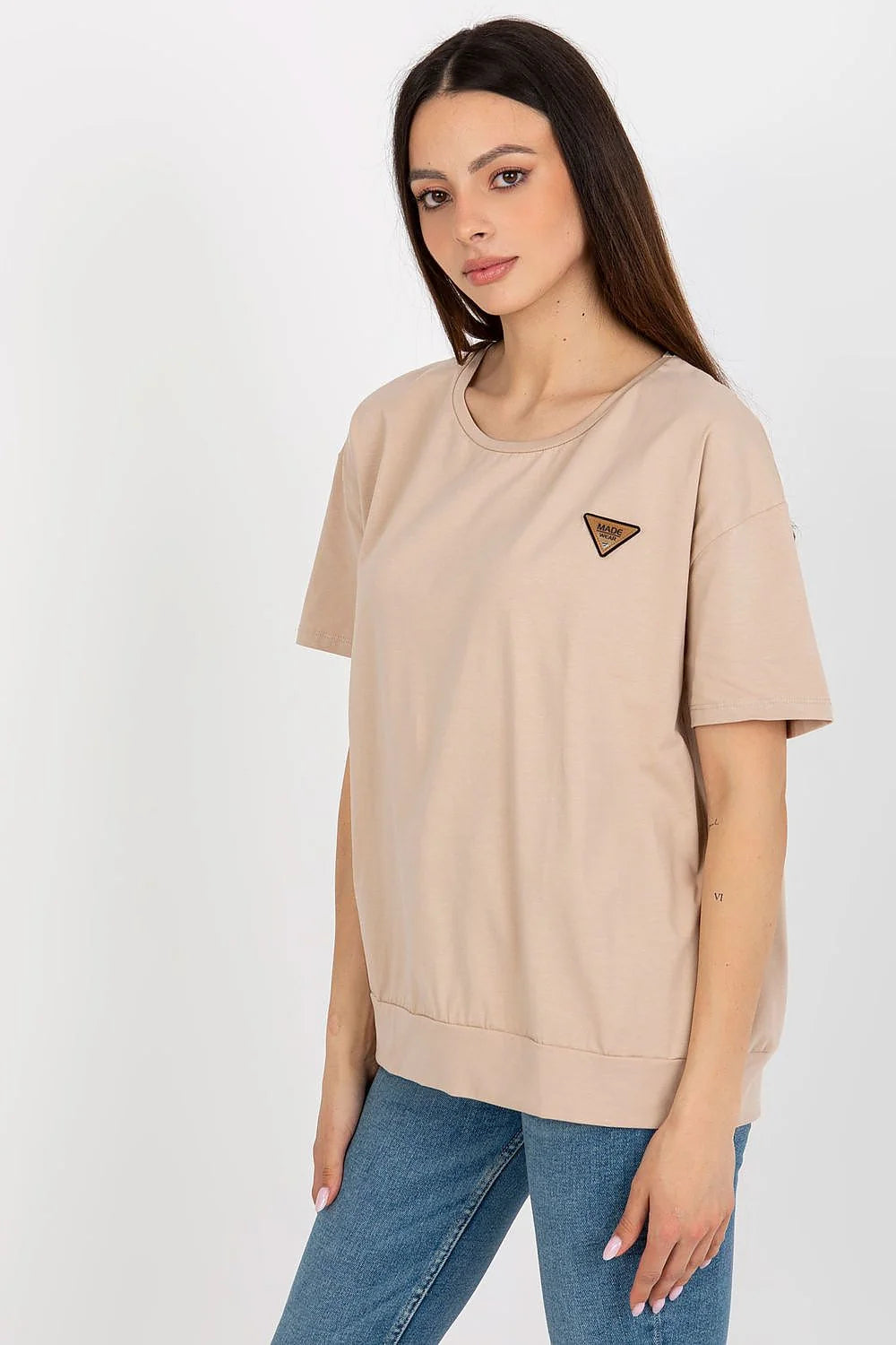 T-shirt femme style décontracté moderne coupe ample manches courtes larges col rond matériau coton élasthanne couleur beige clair détail patch triangle