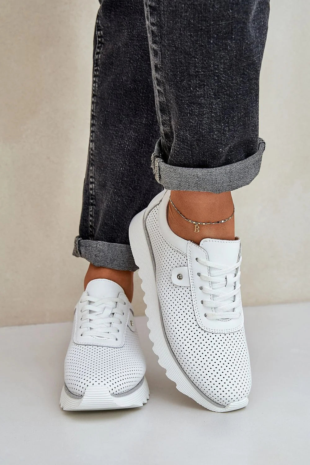 Chaussures de sport pour femmes design moderne couleur blanche tige perforée semelle épaisse look minimaliste confort quotidien