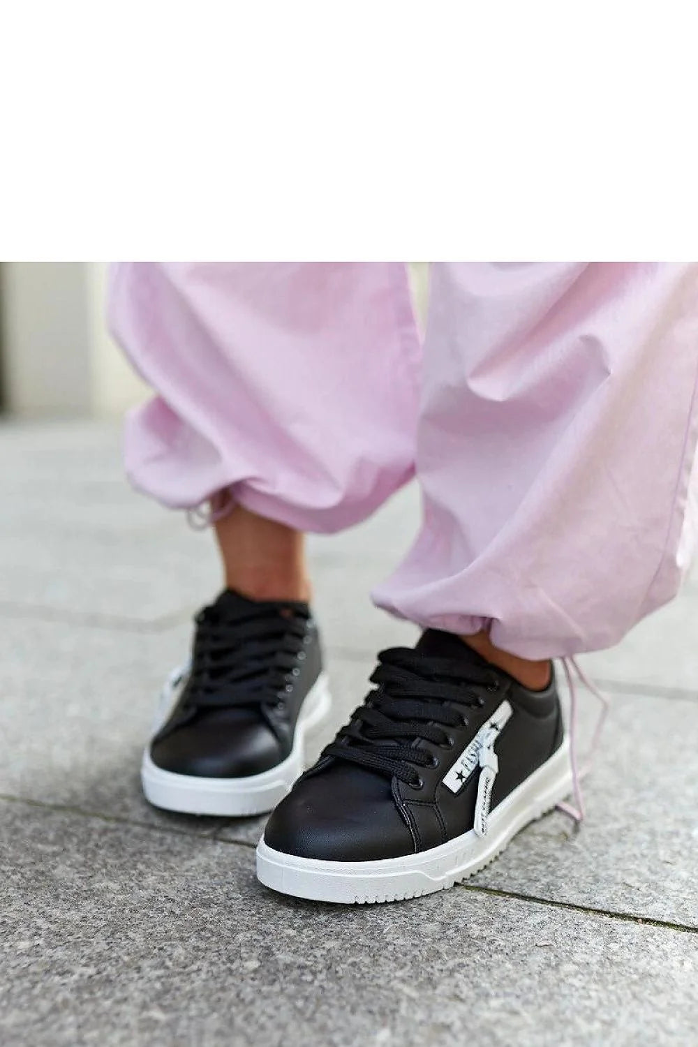 Baskets modernes pour femmes en cuir écologique noir style urbain élégance sobriété coupe basse confort maximal sneakers mode