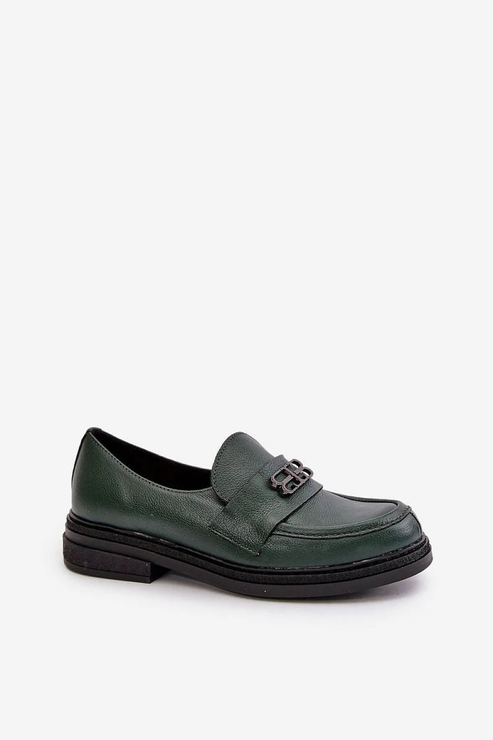 Chaussures basses élégantes pour femme en cuir naturel, bout arrondi, décoration métallique, couleur verte foncée, semelle épaisse noire, confortable et stylée