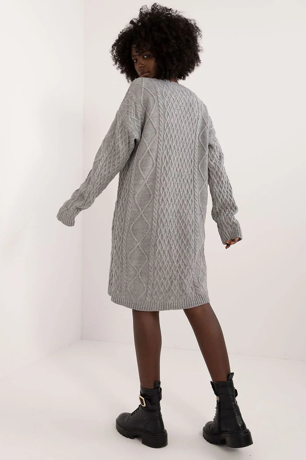 Robe pull hiver femme maille épaisse motifs torsadés couleur gris clair manches longues coupe ample