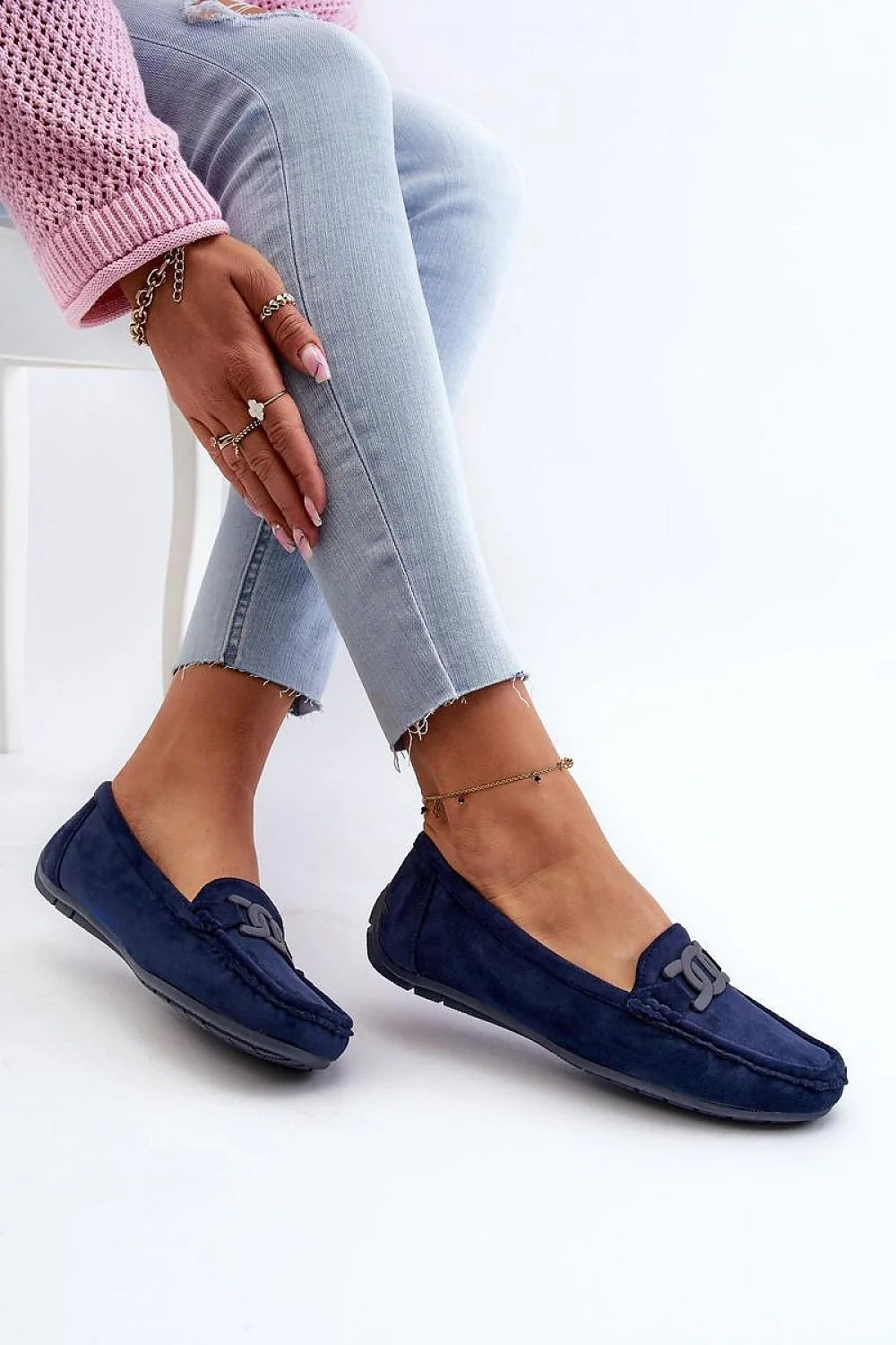 Mocassins pour femmes élégants en cuir suédé bleu marine détails chaîne style intemporel confortable