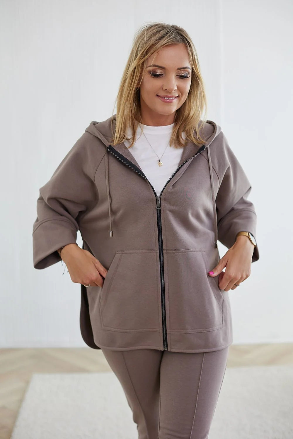 Sweatshirt à capuche La Aurora pour femmes, coupe ample, couleur taupe, coton certifié, pantalon assorti, style décontracté, occasions multiples, confort et style