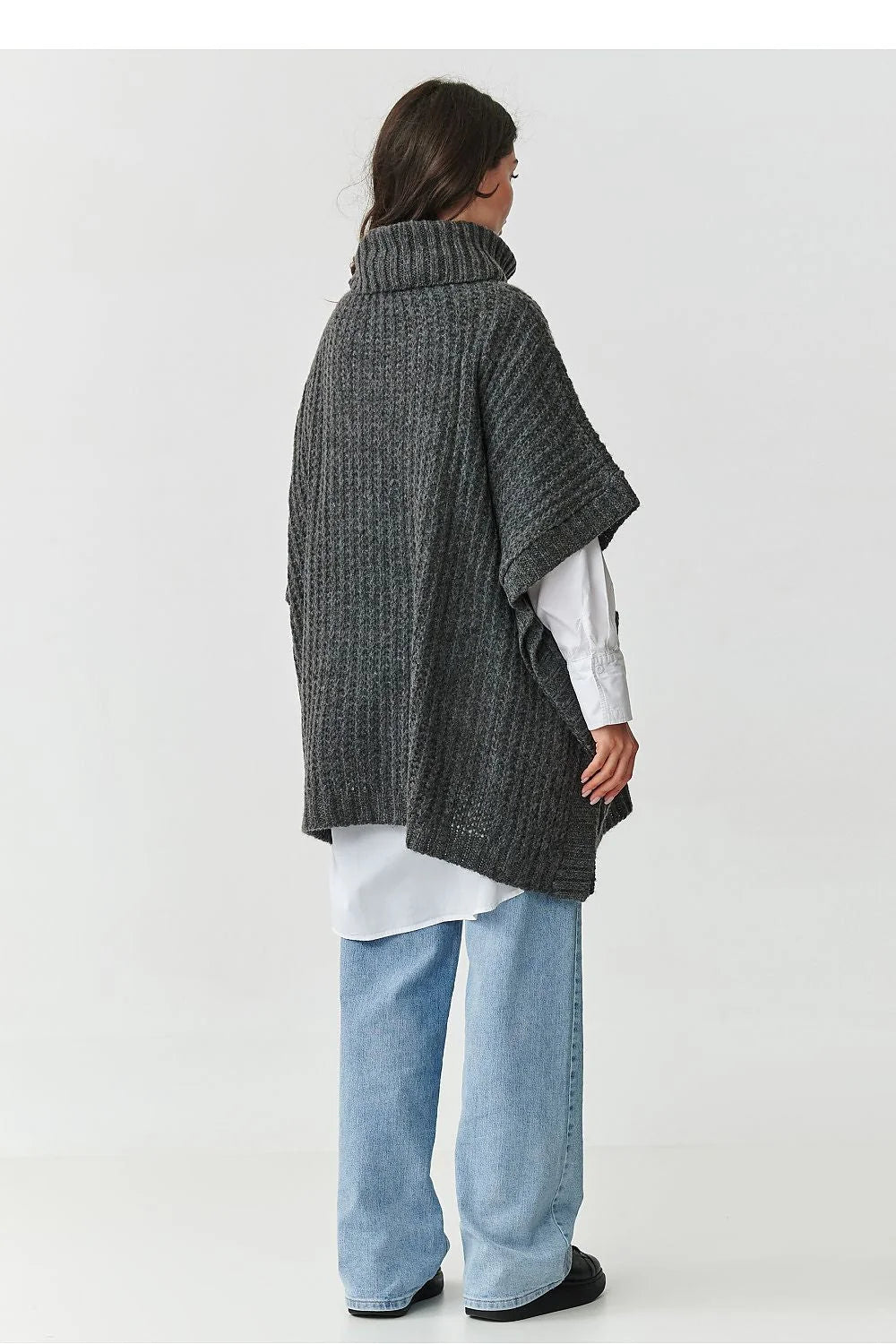 poncho pull femme oversize col roulé haut ample manches coudes poches plaquées grosse maille gaufrée bord côtes doux chaud élégant