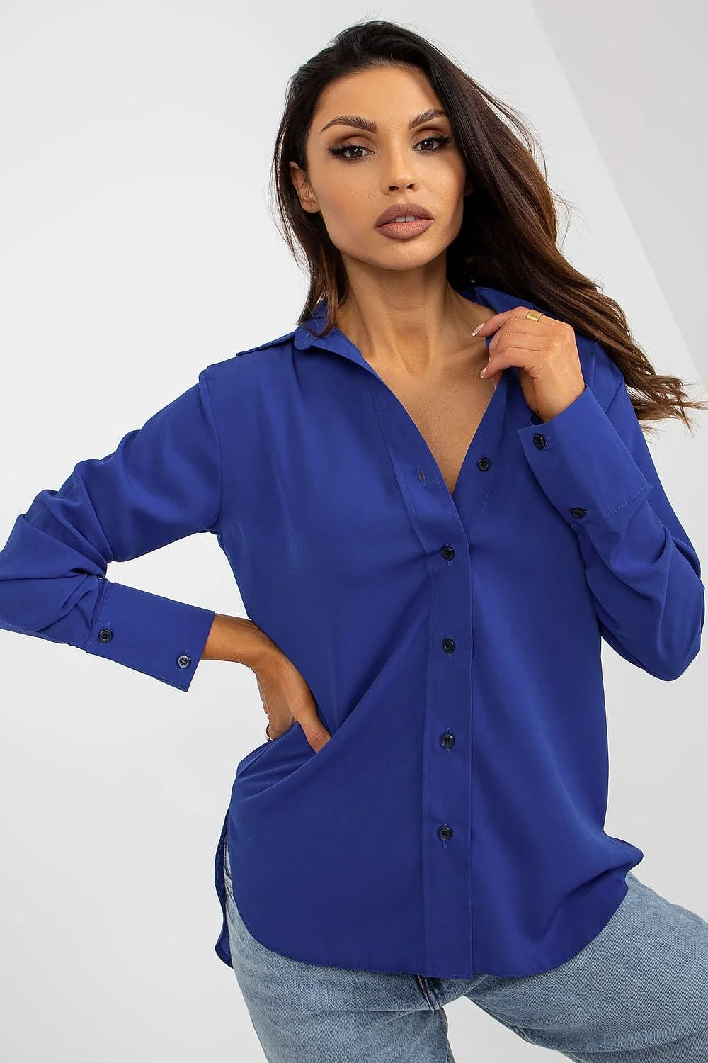 chemise longue manches longues Lakerta élégante bleu vif femme fluide satinée oversize boutonnée col pointu poignets boutons noirs ourlet arrondi