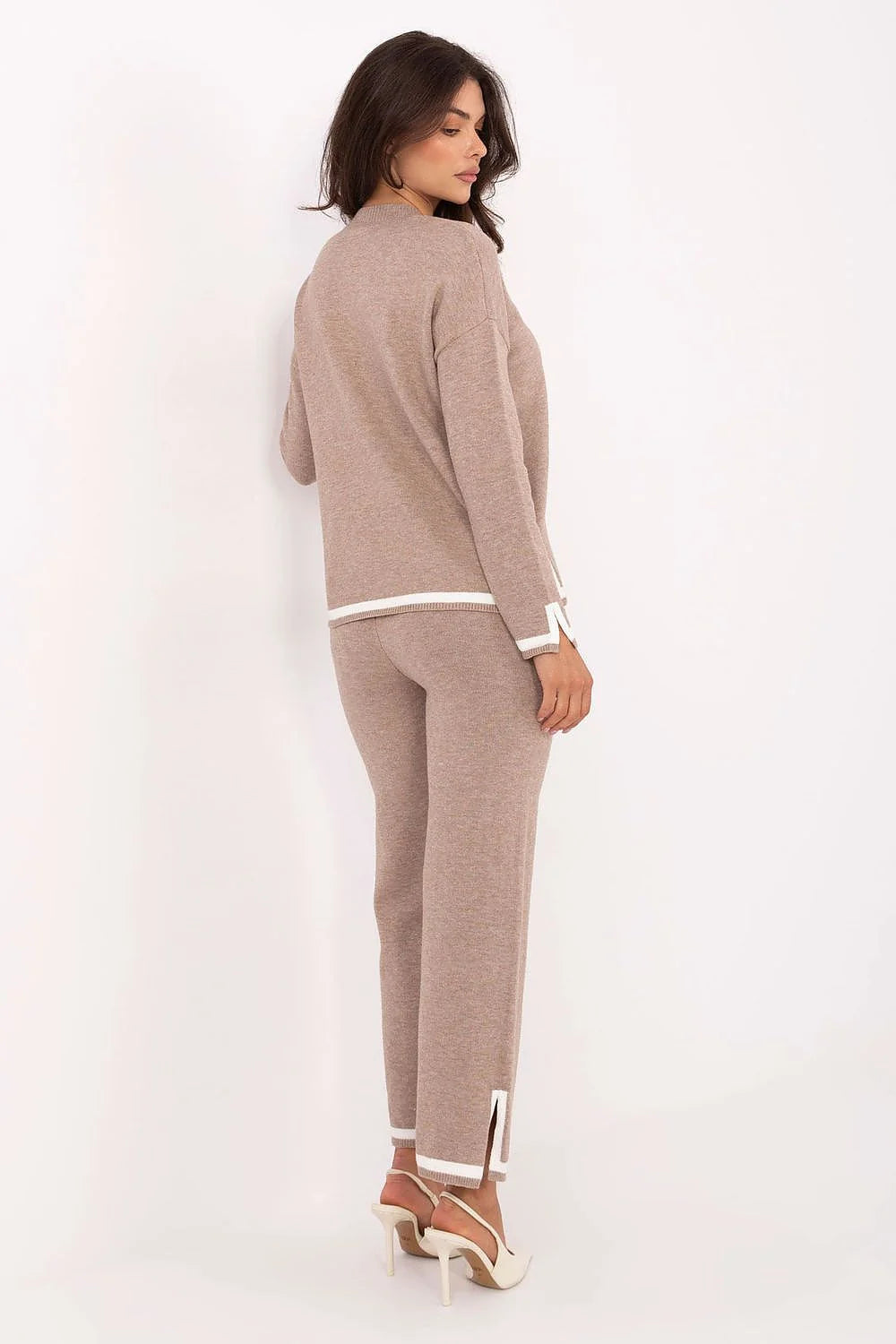 ensemble femme maille fine taupe pull colV manches longues pantalon taille haute cheville fentes liseres blancs contrastants doux extensible confortable