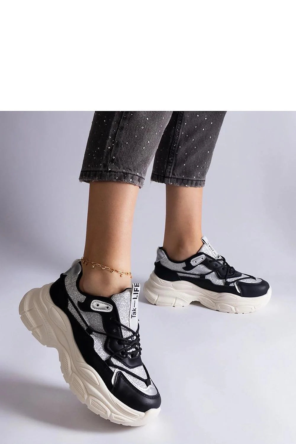 Sneakers modernes audacieuses pour femmes, style chunky, semelle épaisse, couleurs noir gris blanc, matière cuir mesh, confort urbain, look sportif